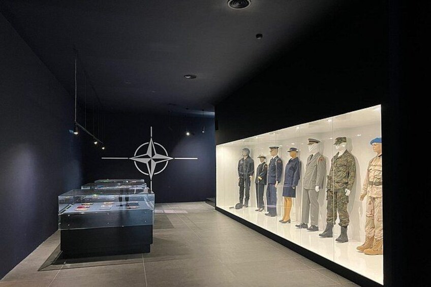 En udstilling på et museum med dukker i militæruniformer og en udstillingsmontre med dokumenter. 3