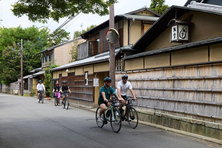 Cykler på en gade med traditionelle japanske bygninger. 5