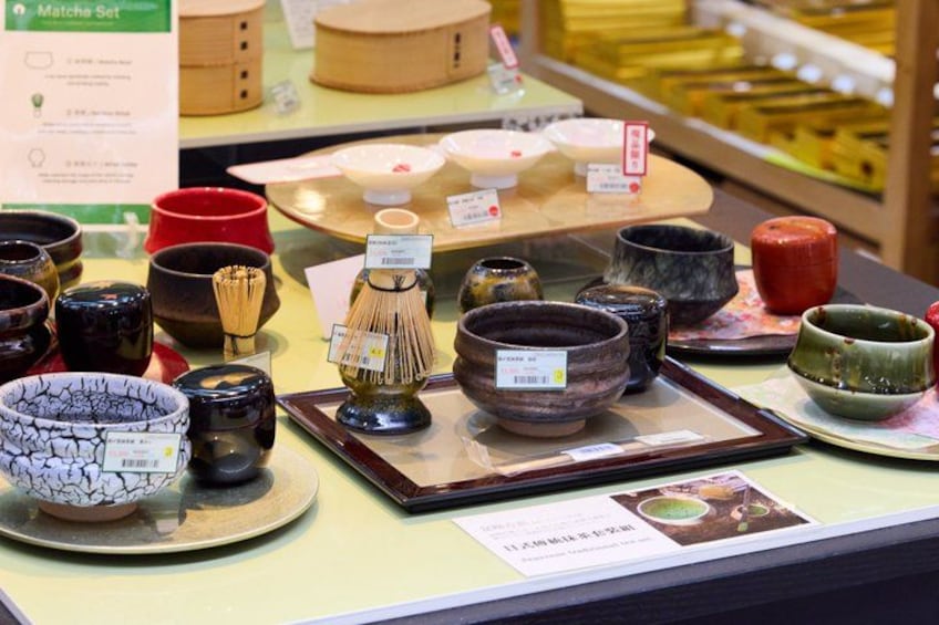 Une exposition de différents bols et ustensiles à thé japonais dans un magasin. 5