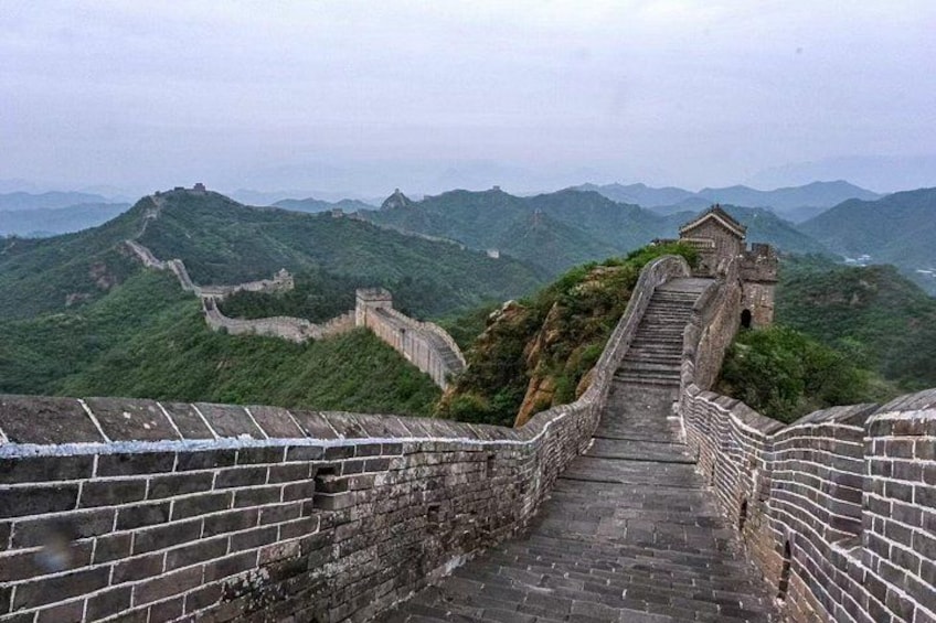 La Grande Muraille de Chine, une longue structure sinueuse, offre une vue imprenable sur le paysage montagneux environnant. 1