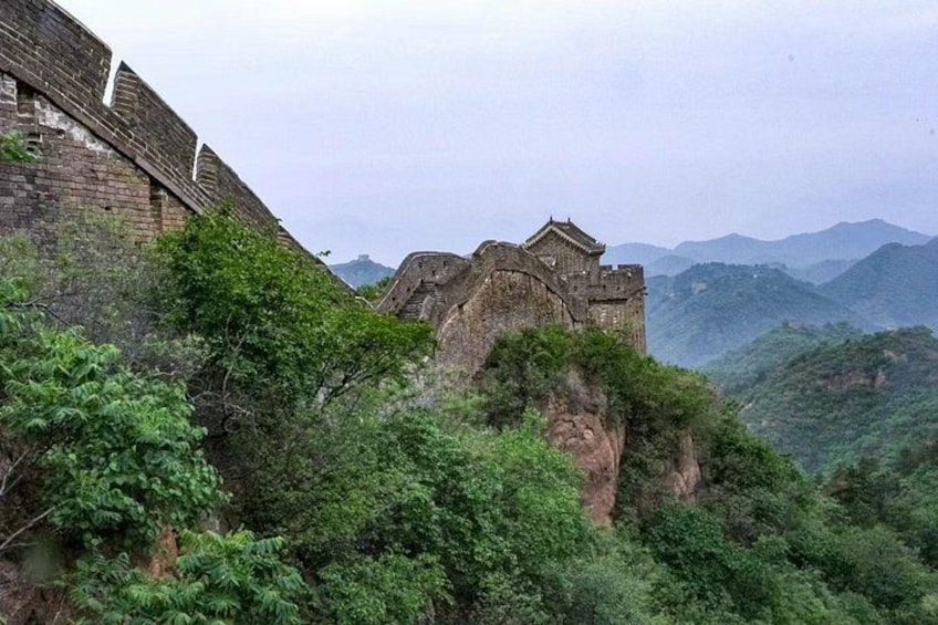La Grande Muraille de Chine, une végétation luxuriante et verdoyante, et un paysage montagneux. 5