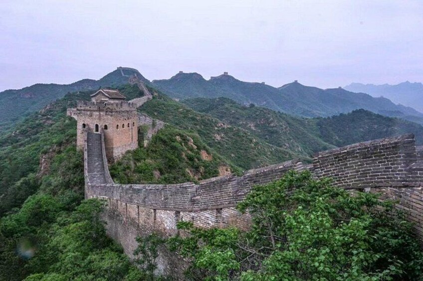 La Grande Muraille de Chine, une fortification historique qui serpente à travers un paysage montagneux. 4
