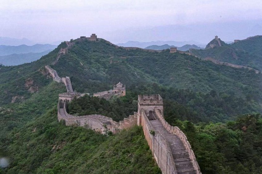 La Grande Muraille de Chine serpente à travers un paysage montagneux. 3