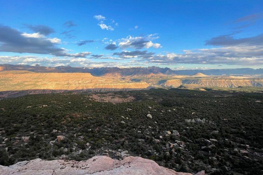 Un paysage montagneux, avec une végétation luxuriante et un ciel dégagé. 2