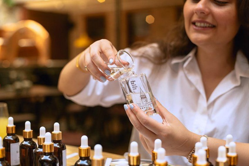 Creating a unique fragrance under the guidance of an expert at the perfume workshop in Istanbul 2