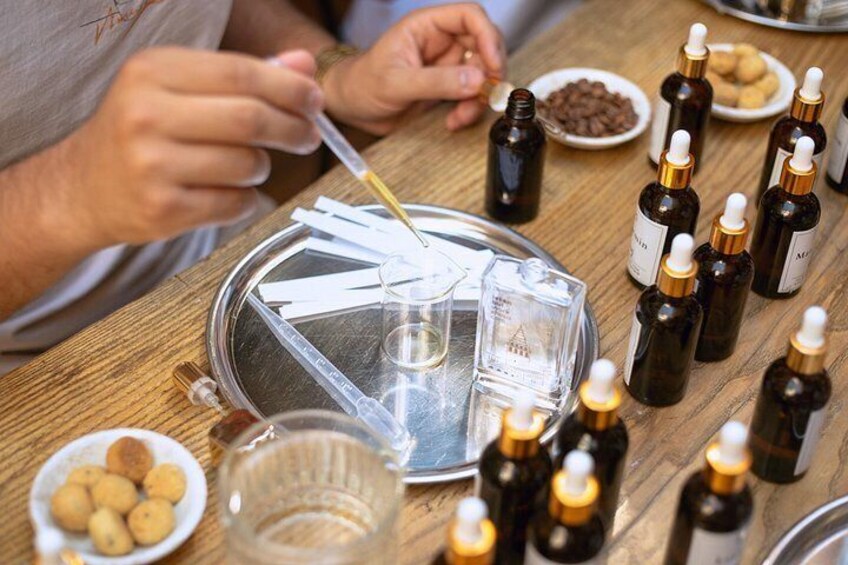 Hands-on experience in crafting personalized perfumes at the Istanbul workshop. 1