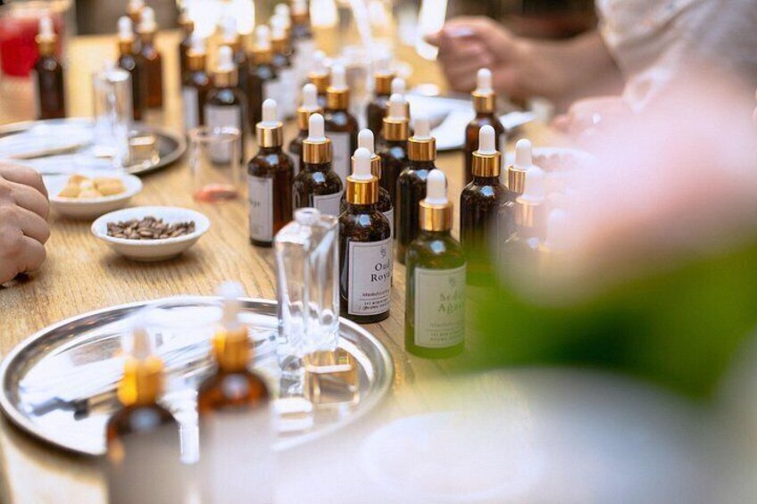 A participant proudly presenting their custom-made perfume at the Istanbul workshop 4