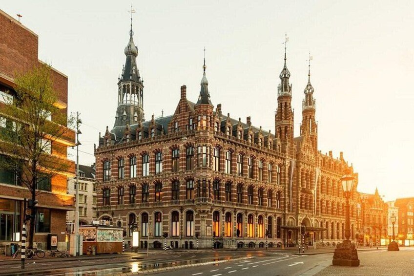 Ein historisches Gebäude mit feingliedriger Architektur, eine Straße und ein klarer Himmel. 3
