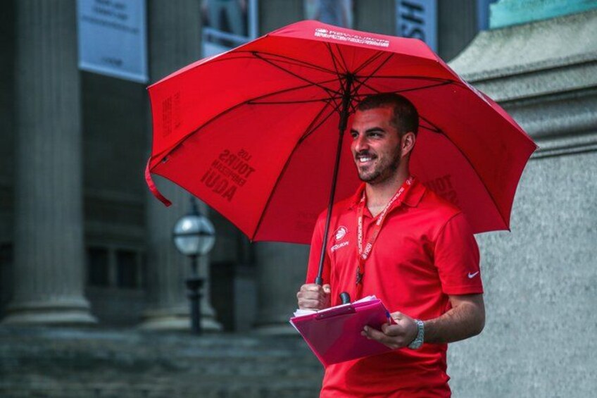 Eine Person hält einen roten Regenschirm und eine rosa Schreibblock. 1