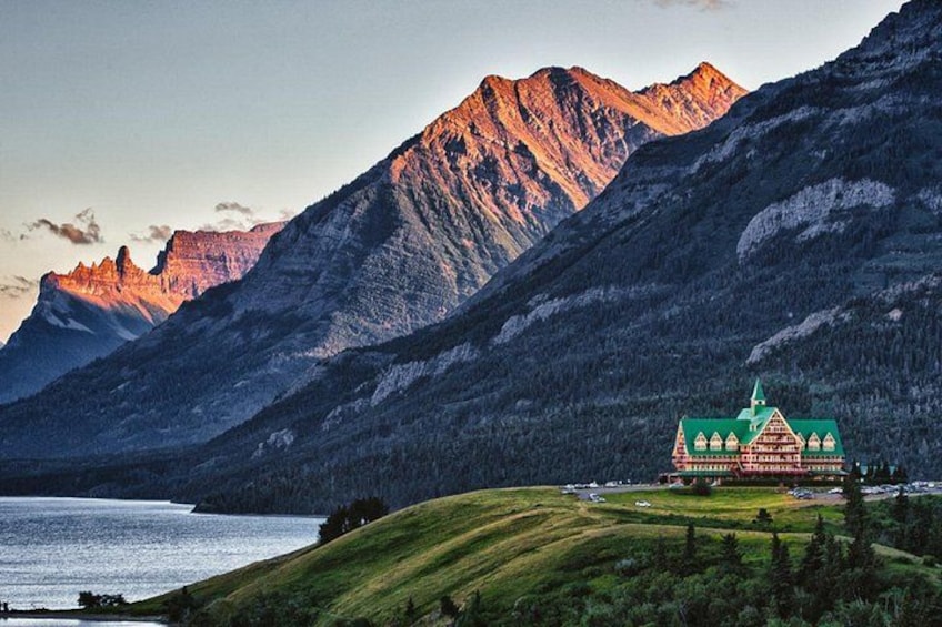 Berglandschaft mit Kirche und See. 4