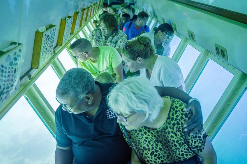 Een groep mensen in een bus, die uit de ramen kijkt. 2