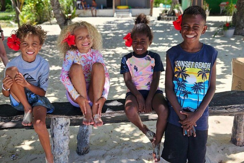 Kids at Pele Island 2