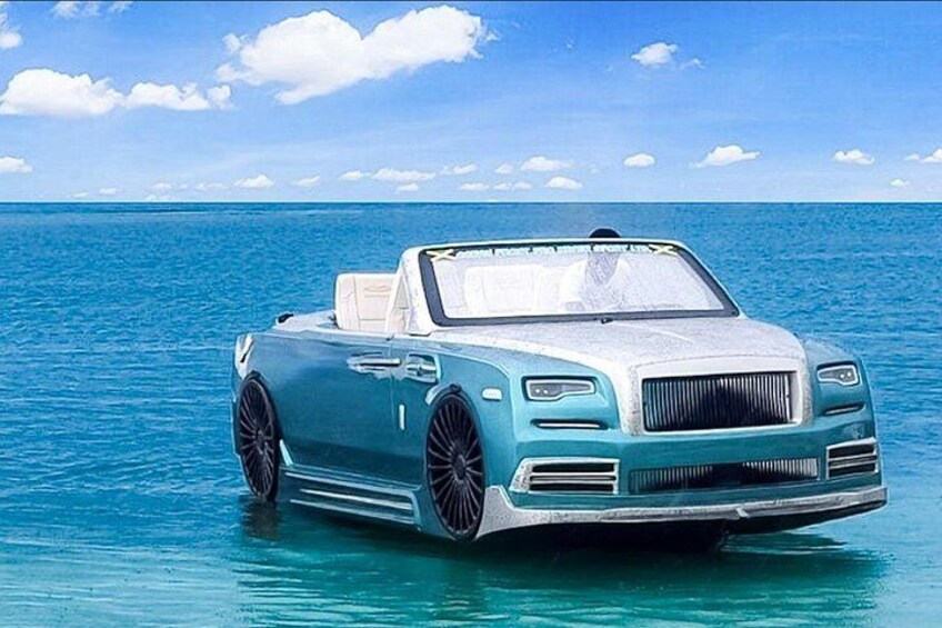 Een luxe cabrio geparkeerd op een strand, met helderblauw water en een zonnige lucht. 2
