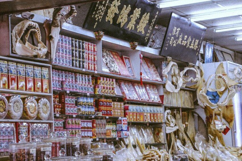Een winkel met schappen vol verpakte producten en diverse artikelen in etalage. 4