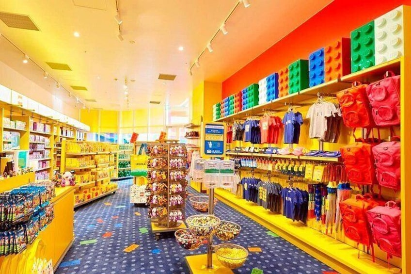 Make lasting memories and grab your souvenirs at the LEGOLAND Japan Hotel Shop 5