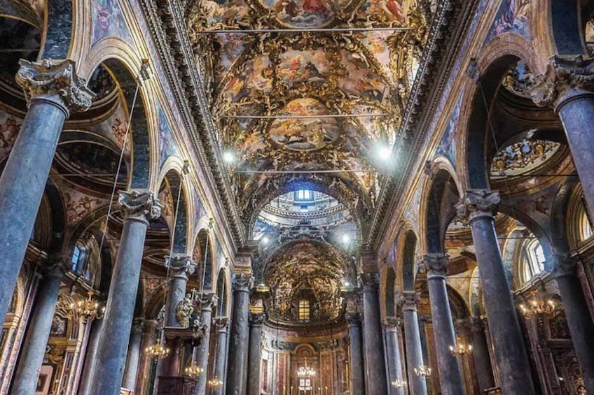 Een sierlijk interieur met hoge plafonds, gedetailleerde fresco's en klassieke zuilen. 2
