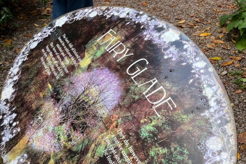 Un panneau circulaire portant l’inscription « EARLY GLIDE » et représentant un paysage forestier. 3
