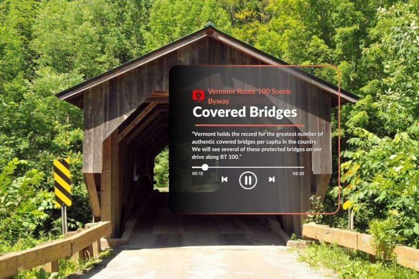 Un puente cubierto de madera con un cartel sobre la carretera panorámica Vermont 100 y puentes cubiertos. 3