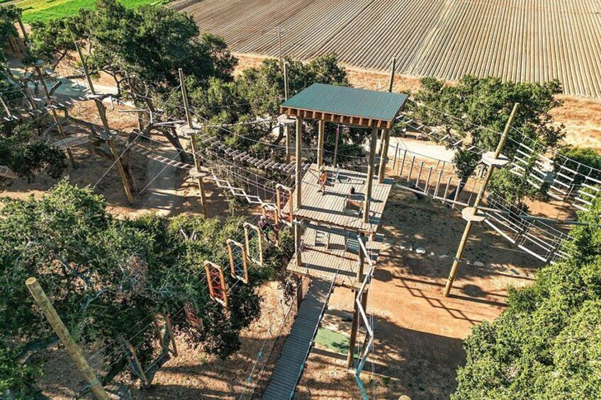 Une aire de jeux avec des structures d’escalade et un espace de repos abrité. 3