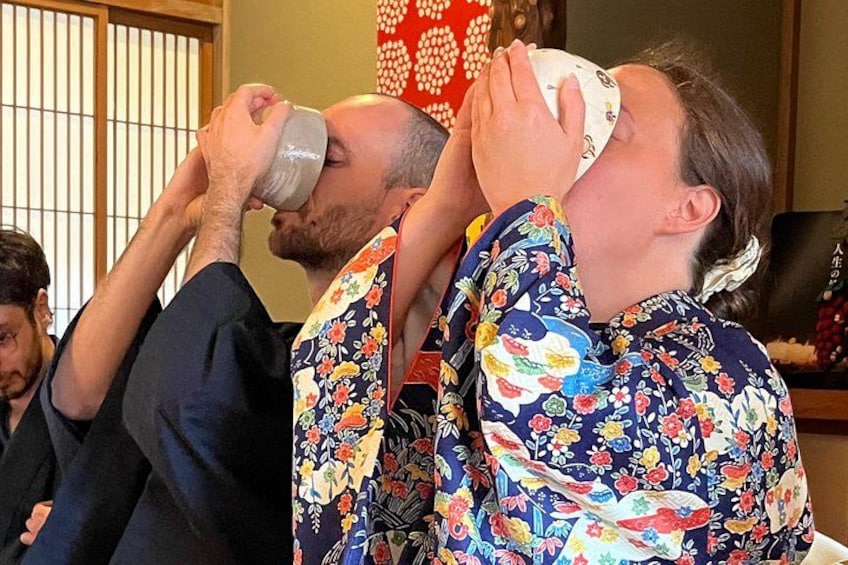 Une personne portant une chemise à motifs floraux et buvant dans une tasse. 4