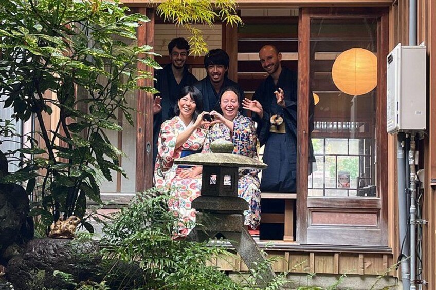 Un bâtiment japonais traditionnel, avec une lanterne en pierre, des poutres en bois et une entrée carrelée. 2