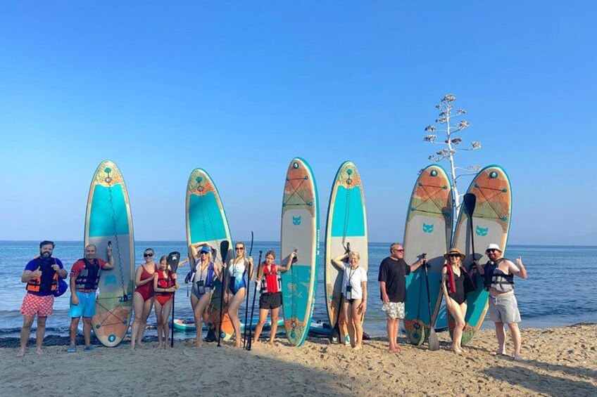 Un grupo de personas en la playa con tablas de surf. 1