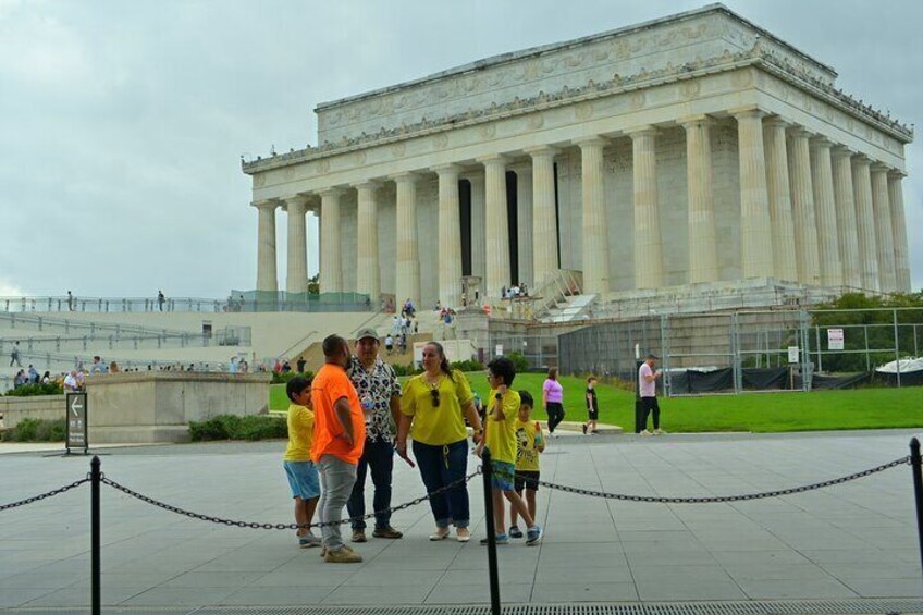 En grupp människor som står framför Lincoln-monumentet. 1