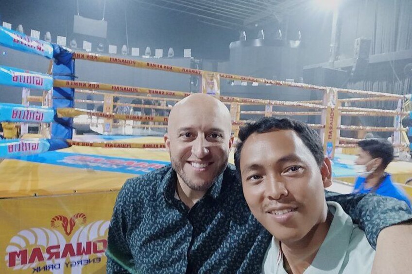 Dos personas en un ring de boxeo con un cartel que dice 'MASADA'. 2