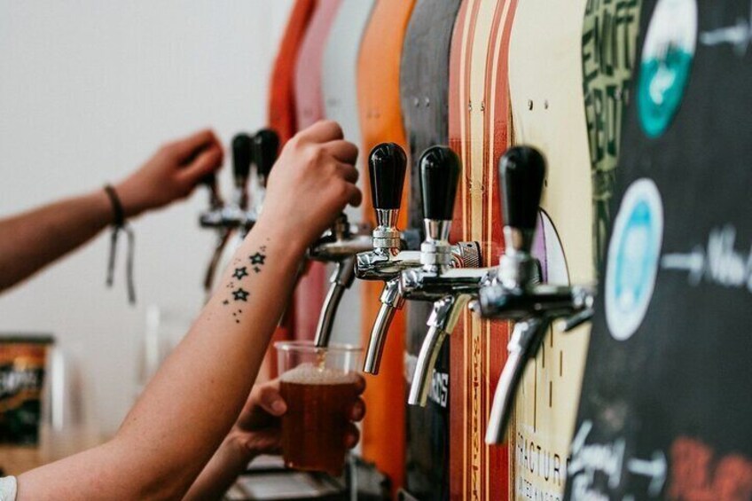 Une personne qui sert de la bière à la pression. 5