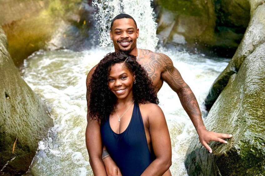 Una pareja en un entorno natural con un arroyo. 1