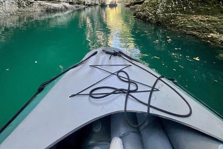 Un bateau avec des cordes sur le pont, une eau calme et des berges rocheuses. 4
