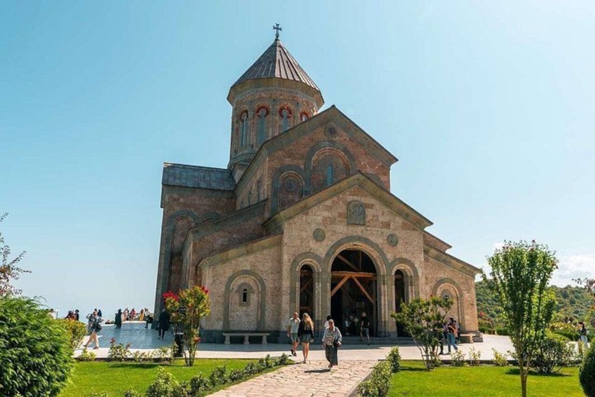 Una iglesia grande con una torre de campanas destacada y ventanas arqueadas. 3