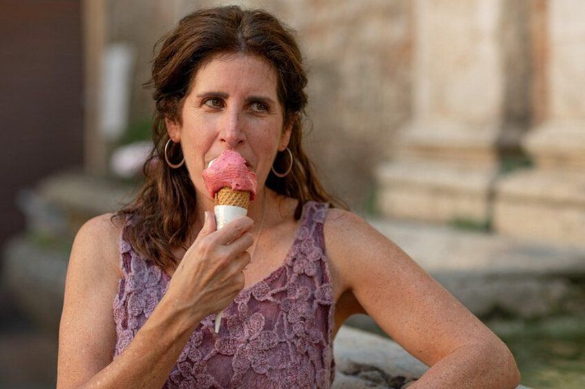 Eine Person isst ein Eis. 3