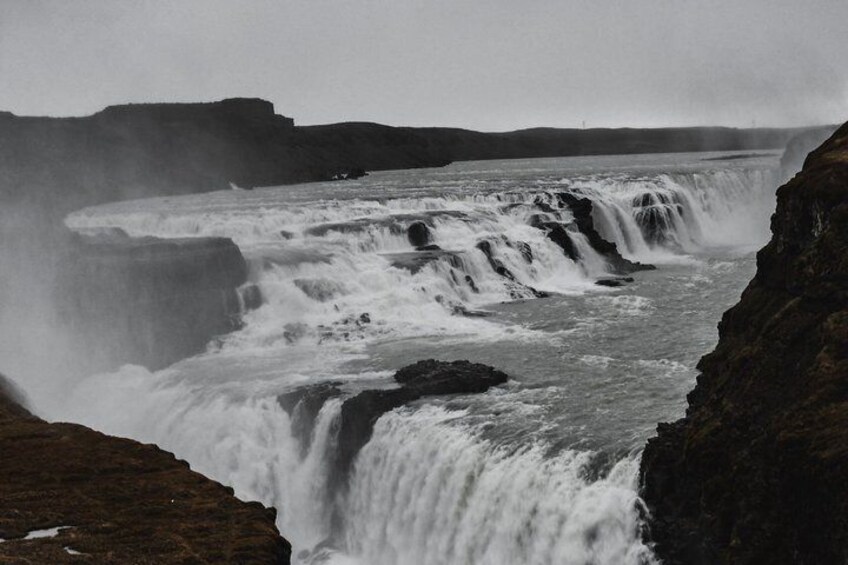 Ein Wasserfall stürzt über eine steile Felswand. 5