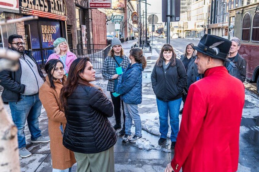 Un grupo de personas conversando en una esquina. 2