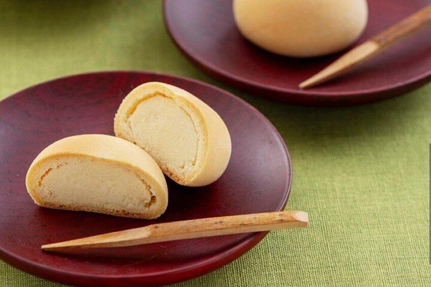 A bun on a plate with chopsticks. 4
