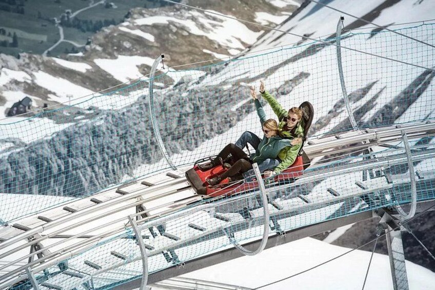 Iemand glijdt op een sledepark op een besneeuwde berghelling. 1