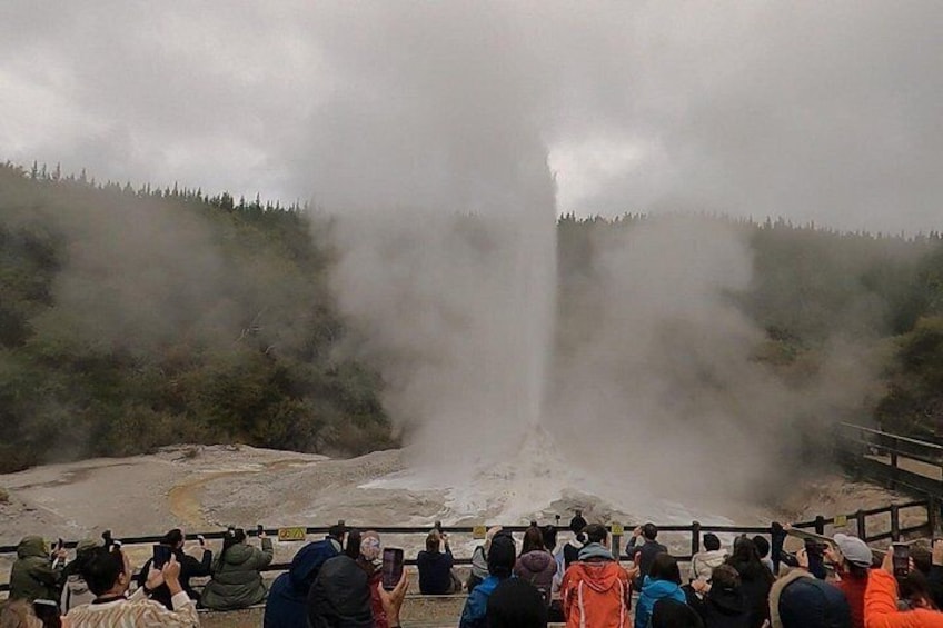 Lady Knox Geyser Presentatio 2
