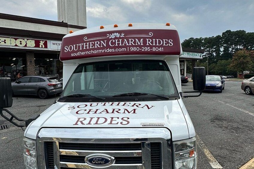 En vit lastbil med texten ”Southern Charm Rides” på framsidan. 3