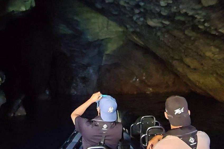 Dos personas en una cueva, una con gorra y la otra con casco, con una mochila. 5