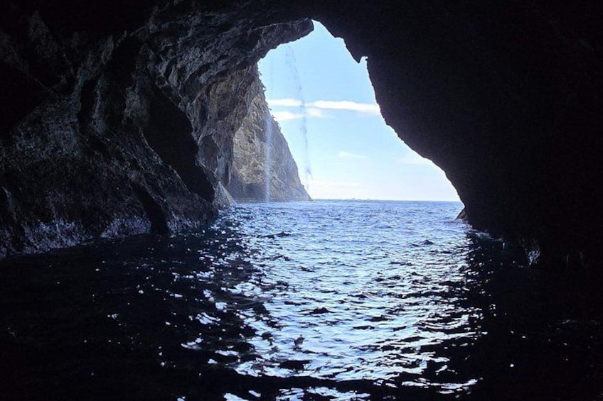 Una cueva que da al mar con agua en su interior. 2