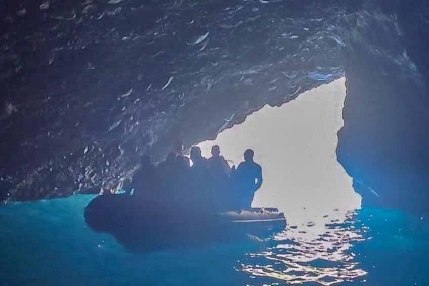 Una cueva con un bote y personas en su interior. 3