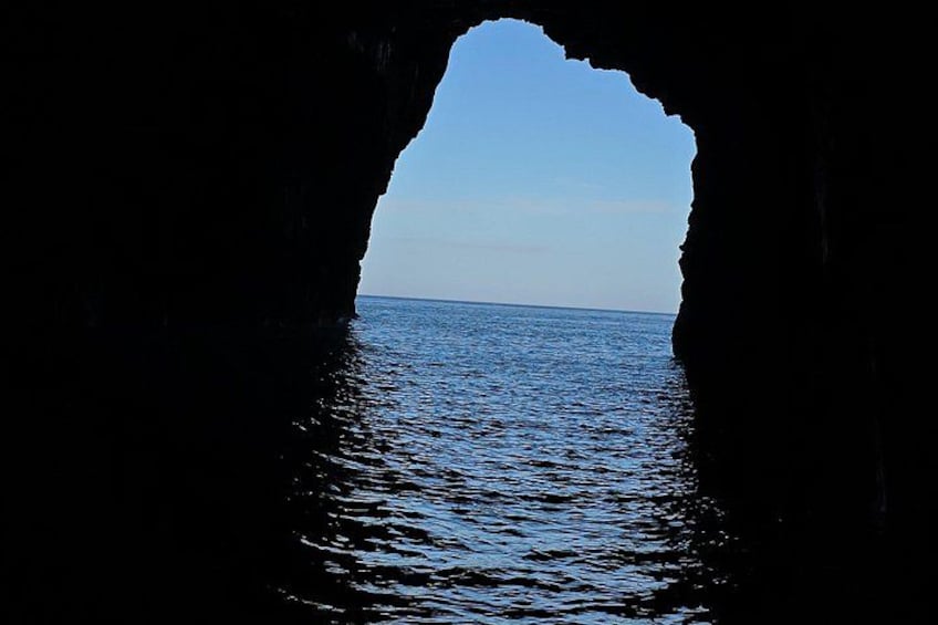 Formación rocosa natural con vista despejada al océano a través de un arco. 2