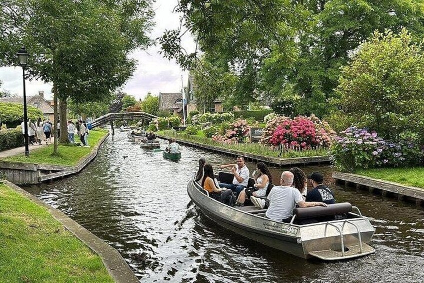 Giethoorn Day Trip from Amsterdam with Boat Trip and Snacks 2