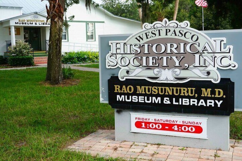 Une enseigne pour la Société d’histoire de l’ouest du comté de Pasco et le musée et la bibliothèque Rao Musunuru. 1