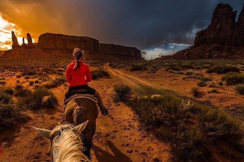 Self Guided Driving Audio Tour of Monument Valley 5