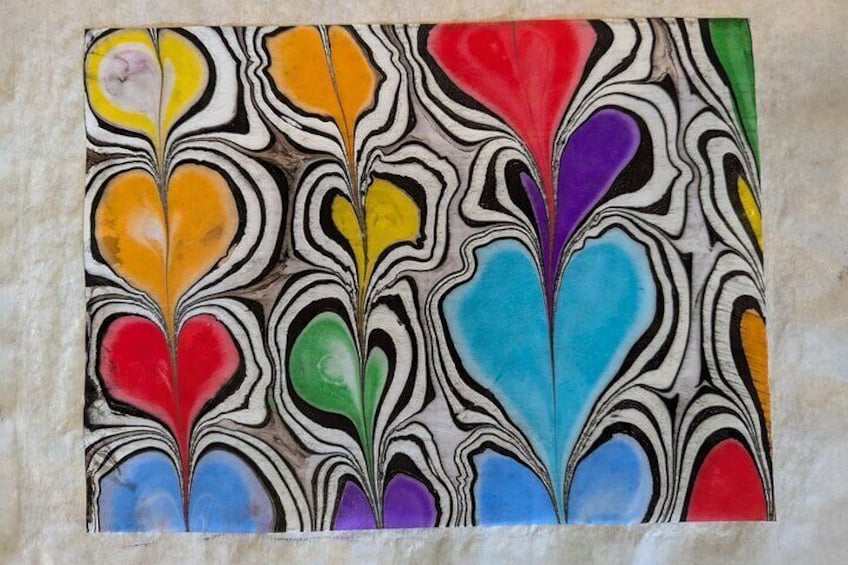 Una pintura abstracta y colorida con formas de corazón y líneas onduladas. 1