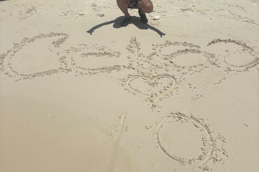 Du sable avec des empreintes de pas et un chien. 2