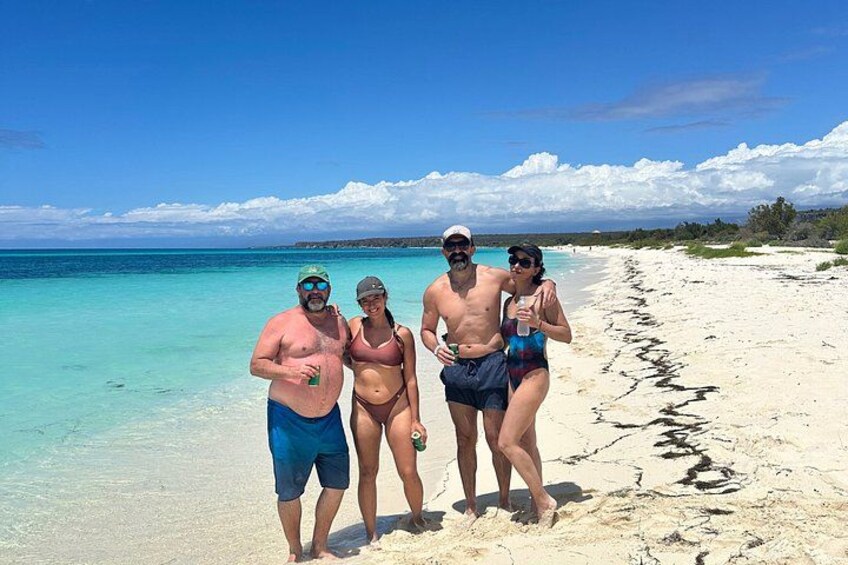 Une plage avec une eau turquoise et limpide, un rivage sablonneux et un ciel dégagé. 4