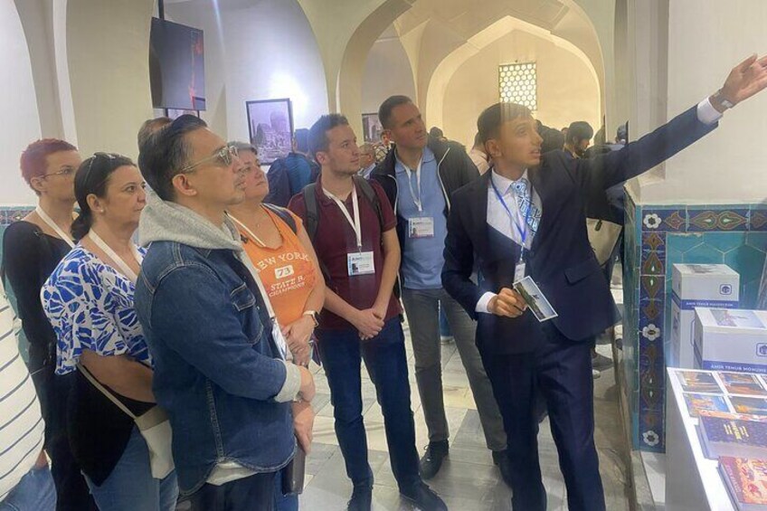 Un grupo de personas en un museo o sala de exposiciones, observando una exhibición. 4